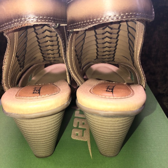 Earth sandals size 10 - Picture 3 of 6